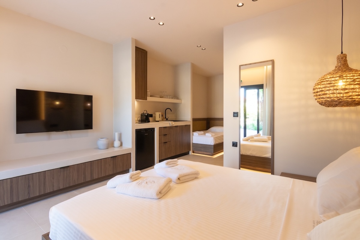 Tiara Holidays - Seabird Luxury Suites - Suite with Pool View - soba